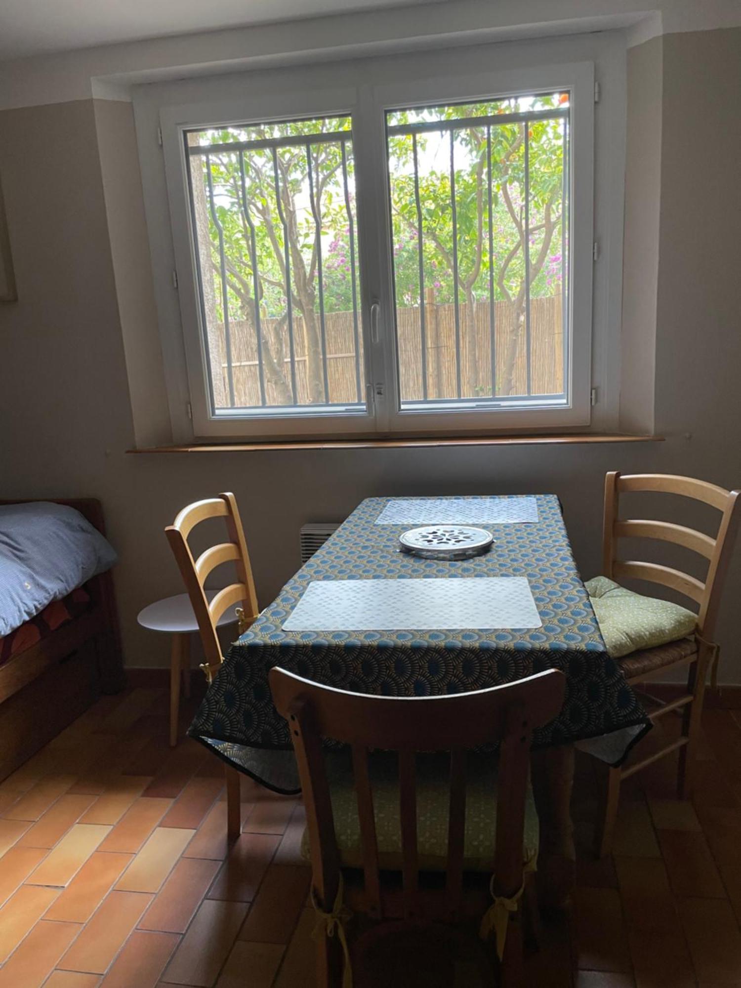 2 Appartements Calmes เฟรฌูส ภายนอก รูปภาพ