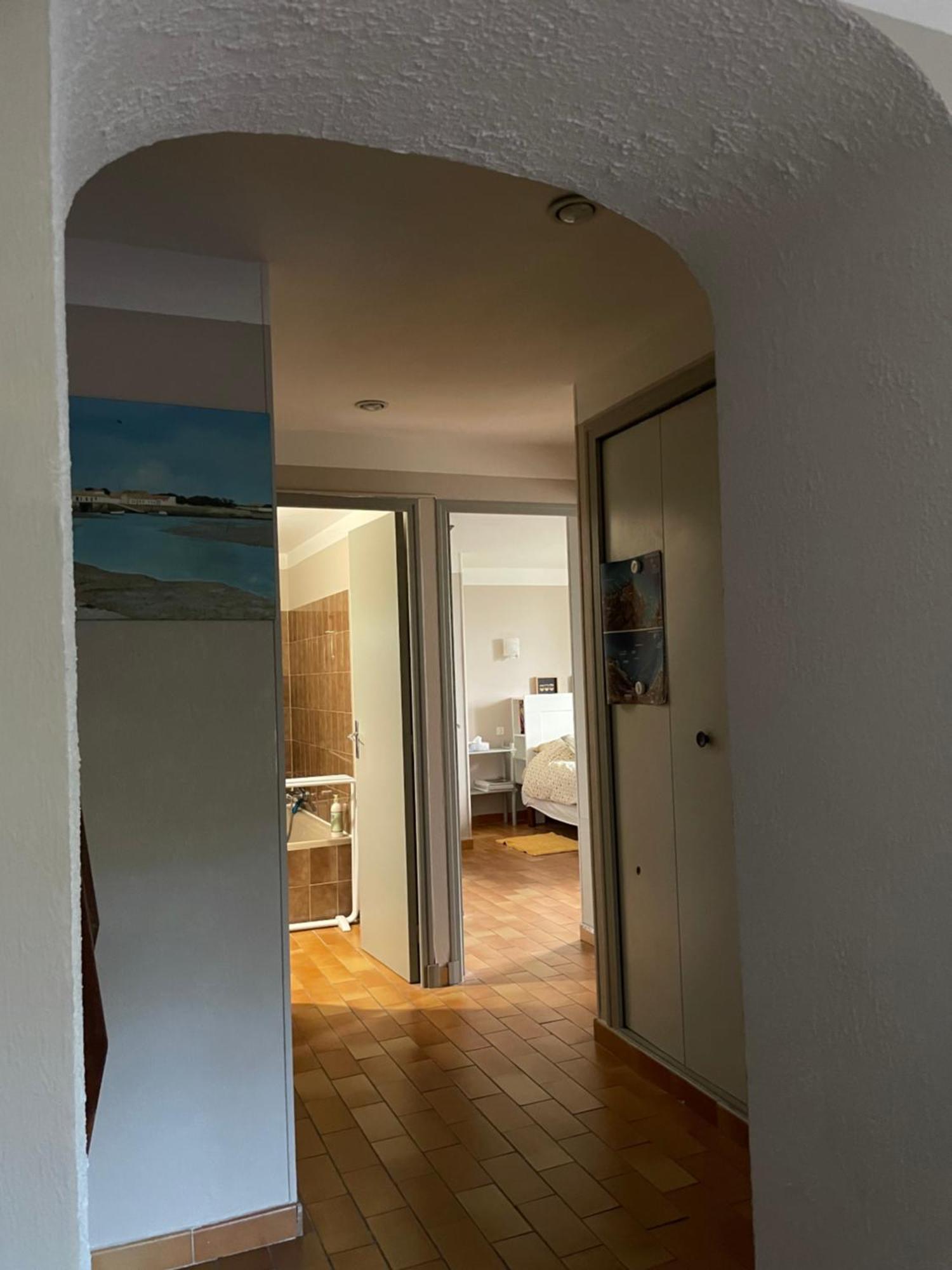 2 Appartements Calmes เฟรฌูส ภายนอก รูปภาพ