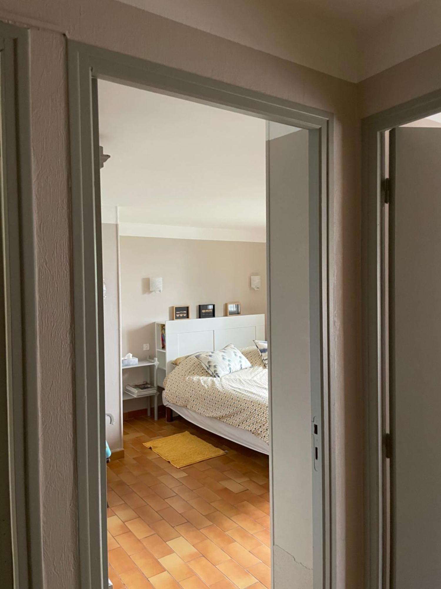 2 Appartements Calmes เฟรฌูส ภายนอก รูปภาพ