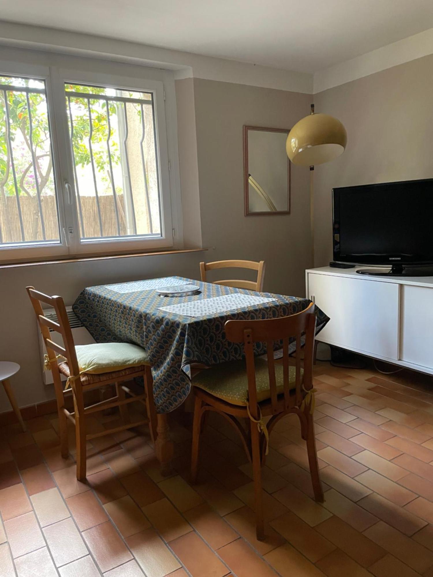 2 Appartements Calmes เฟรฌูส ภายนอก รูปภาพ
